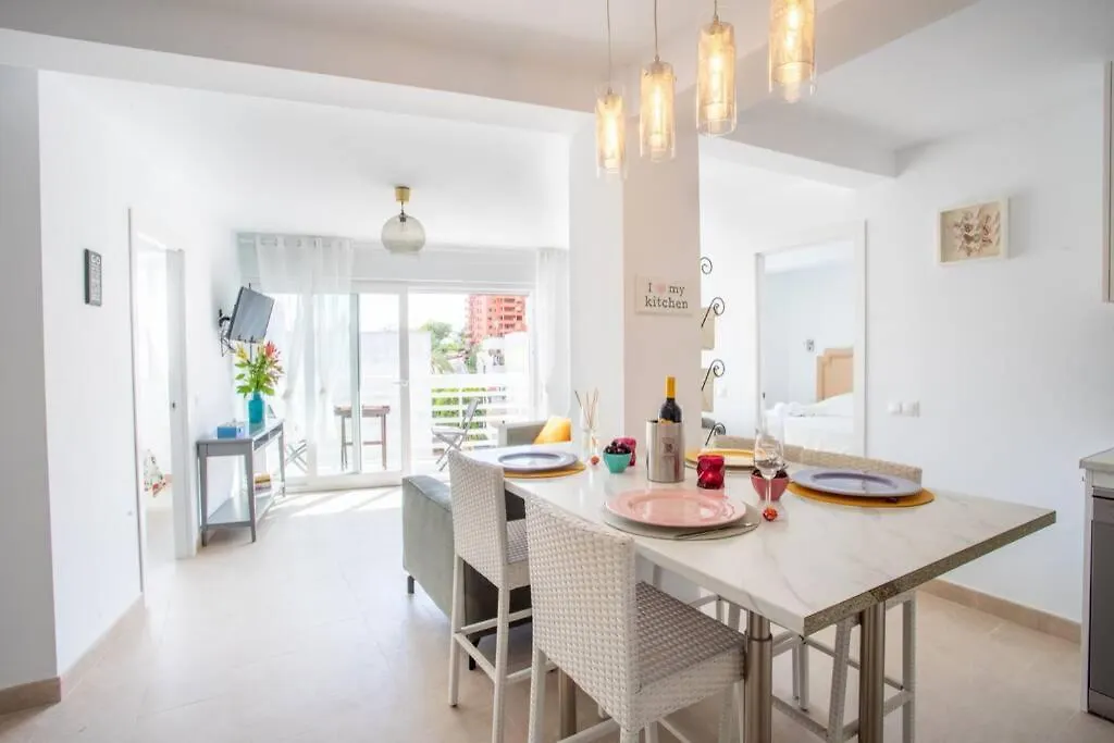 New Fantastic Location 2 Bed, 2 Bath Apartment 150M From The Beach, Central 에스테포나