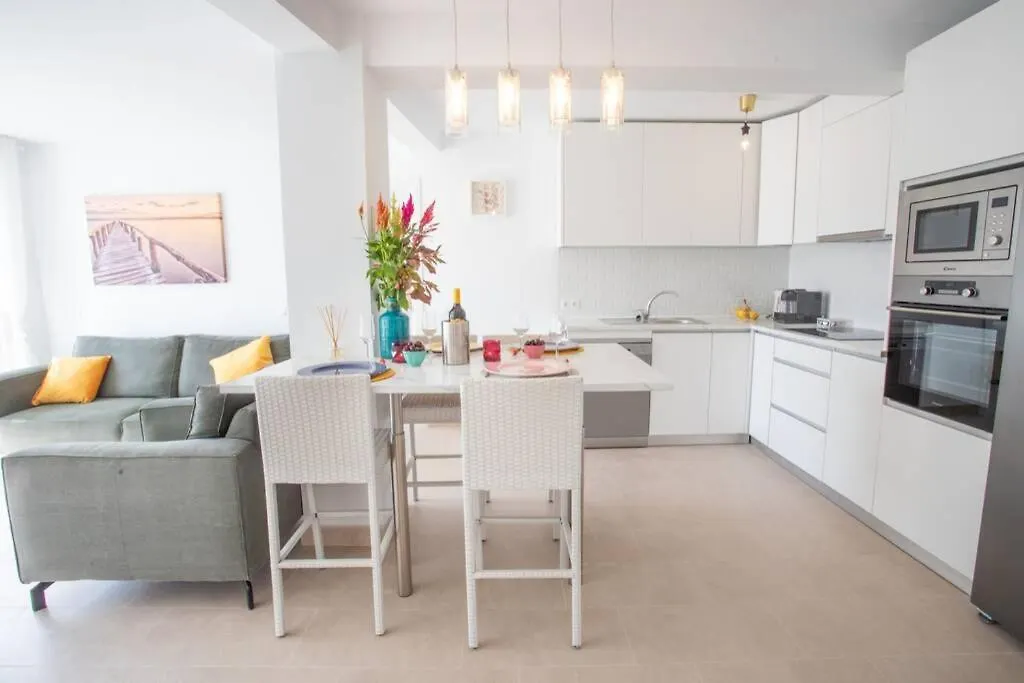New Fantastic Location 2 Bed, 2 Bath Apartment 150M From The Beach, Central 에스테포나