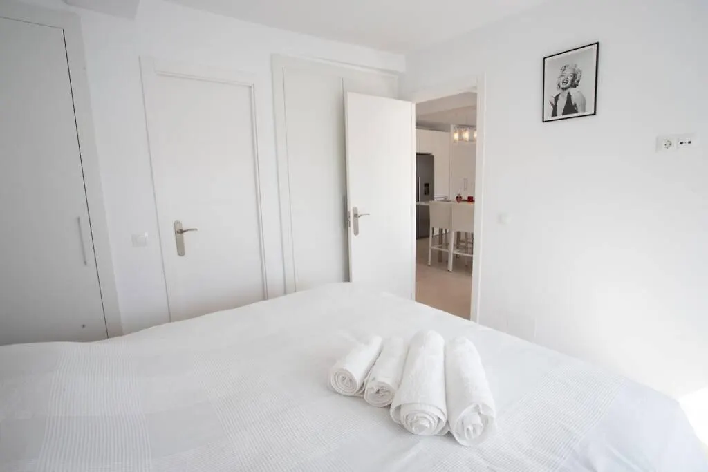 New Fantastic Location 2 Bed, 2 Bath Apartment 150M From The Beach, Central 에스테포나 0*,  스페인